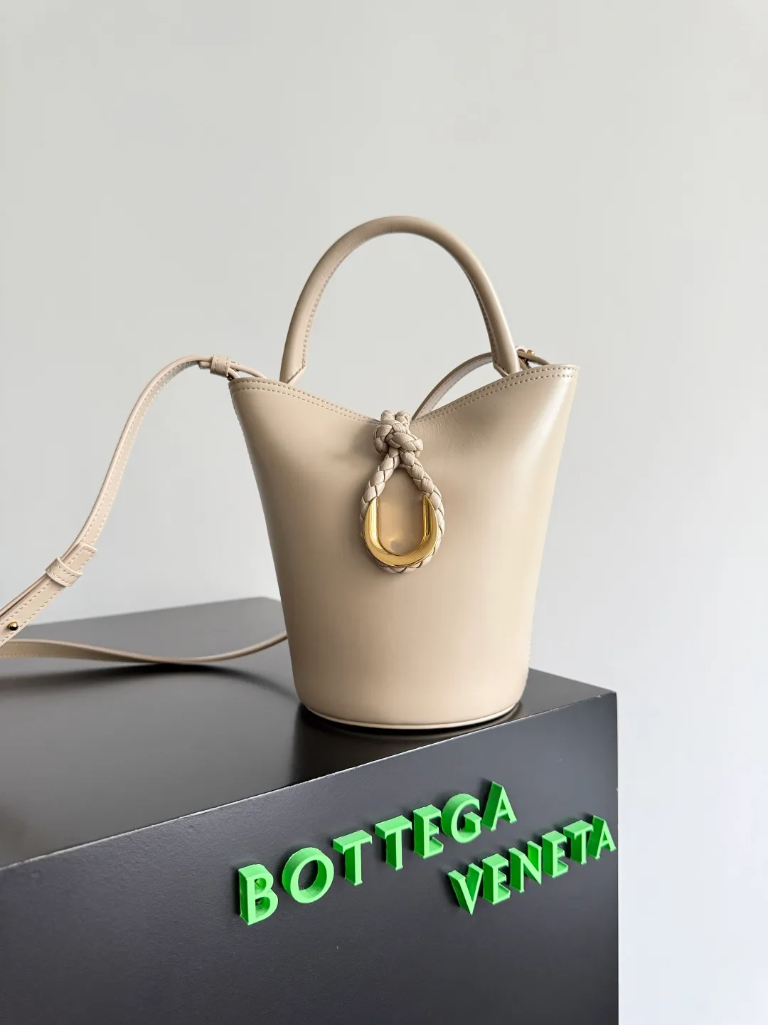 Batch 1620 BOTTEGA VENETA 2025 new women's LIBERTA small bucket bag The wind of "freedom" is still blowing towards summer🫧Unique bag shape and large enough capacity. This kind of small bag has always been very popular in summer. It can easily store essential items such as sunscreen and mini 5-fold umbrella when carrying it when going out. It uses braided knots and horseshoe buckle shapes. The metal ring is used for opening and closing, and the classic weaving is only used as an embellishment here, giving way to the simplicity of all-leather. It is a true combination of innovation and classics. It is also equipped with a detachable long shoulder strap. Friends who don’t like to carry it on the shoulder can only buy this bag and have more choices. Style number: 815244 Size: 22*18*15cm